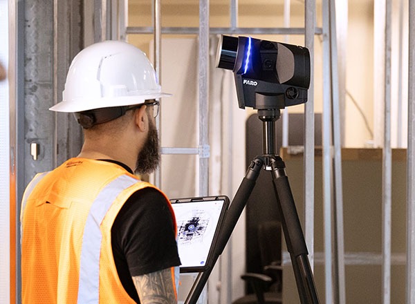 Ingenieur beim 3D-Scannen eines Innenraums mit einem FARO-Scanner