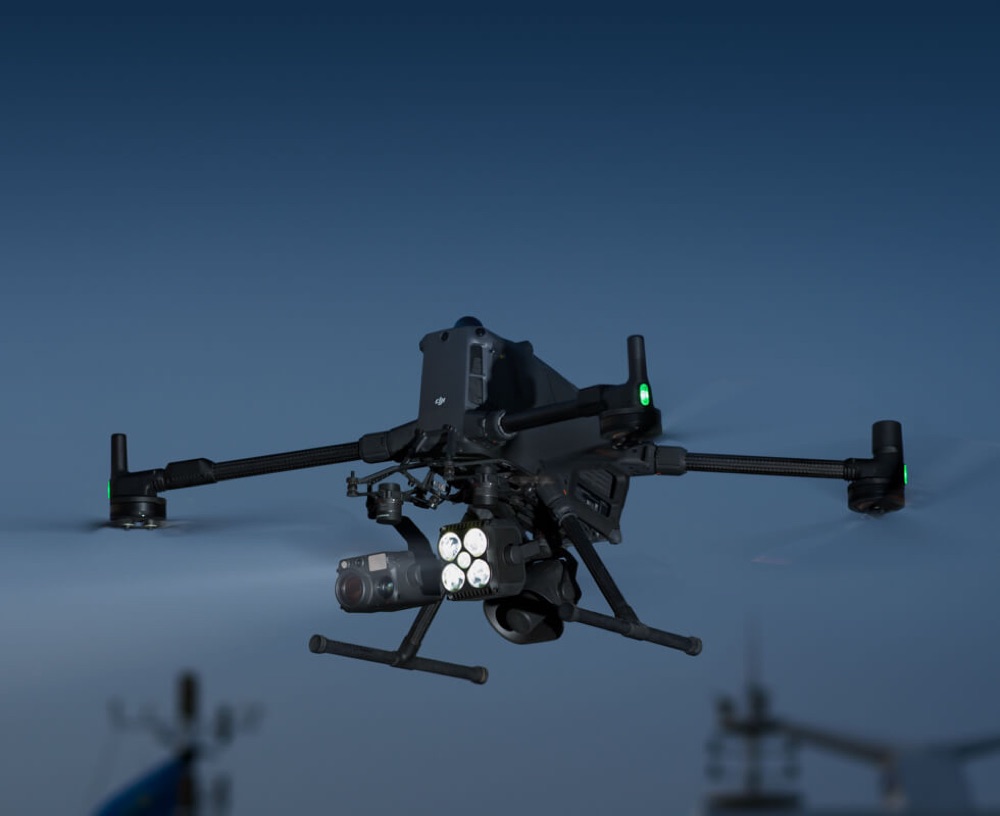 Dron inspekcyjny DJI Matrice 400 w locie